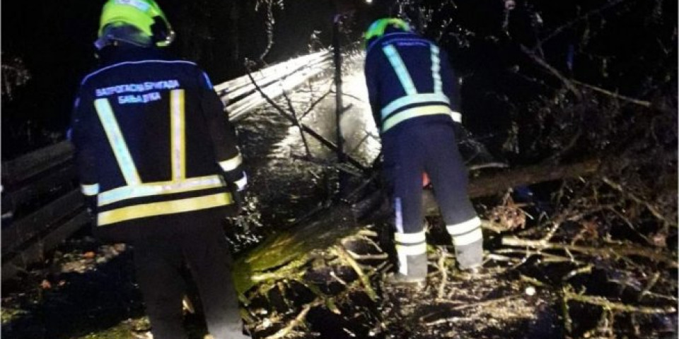 (FOTO) JAKO NEVREME NAPRAVILO HAOS! Oluja rušila stabla, popadale bandere, putevi blokirani...