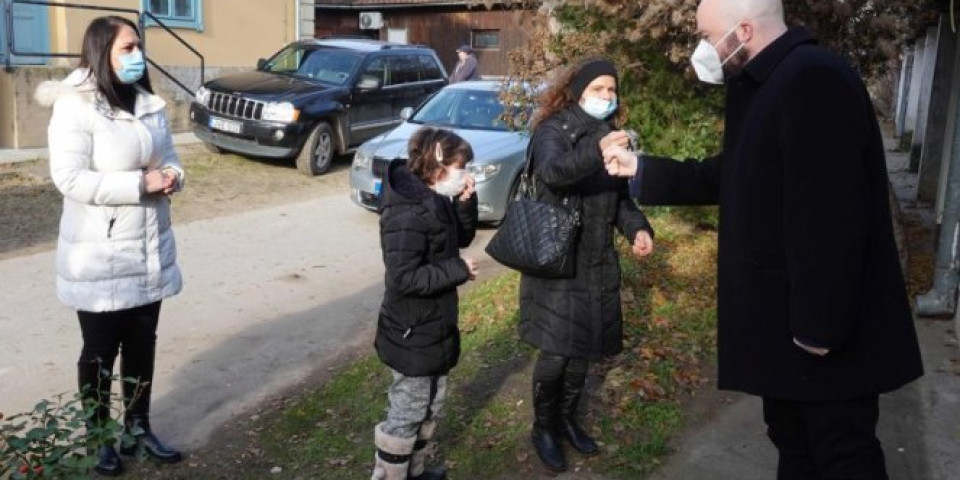 SUZE RADOSNICE U OČIMA MALE SANJE: Sa majkom je živela u trošnoj udžerici, ali preko noći sve se promenilo, SADA IMA BOLJI ŽIVOT