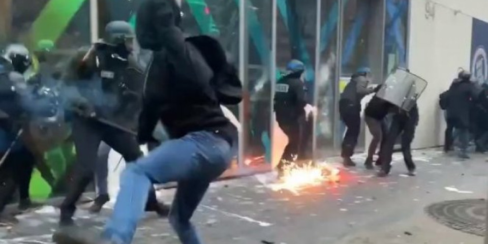 HAOS U PARIZU ZBOG SPORNOG ZAKONA! Na hiljade demonstranata ruše sve pred sobom, policija se POVLAČI! (VIDEO)