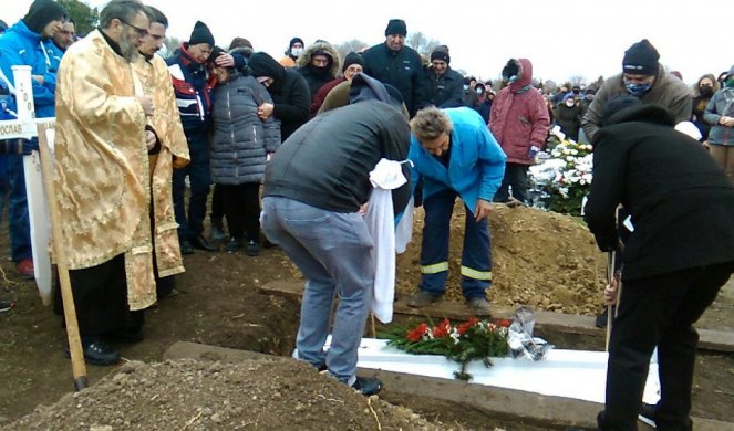 (FOTO/VIDEO) I NEBO JE PLAKALO ZA MIKIJEM: Uz jecaje i suze dečak je sahranjen na groblju u Mokrinu, ŽIVOT JE IZGUBIO U BIZARNOJ NESREĆI