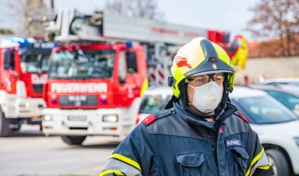 POŽAR U ZEMUNU! Vatru u Vrtlarskoj ulici gasilo 16 vatrogasaca sa pet vatrogasnih vozila /VIDEO/