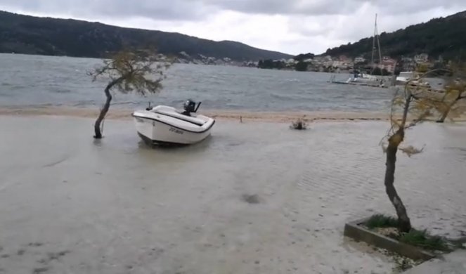 OLUJA POGODILA HRVATSKU! Snažni udari vetra i izražena plima, more se IZLIVA! (VIDEO)
