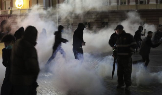 HAOS U ALBANIJI ZBOG POLICIJSKE BRUTALNOSTI! Sprečen upad demonstranata u zgradu vlade!