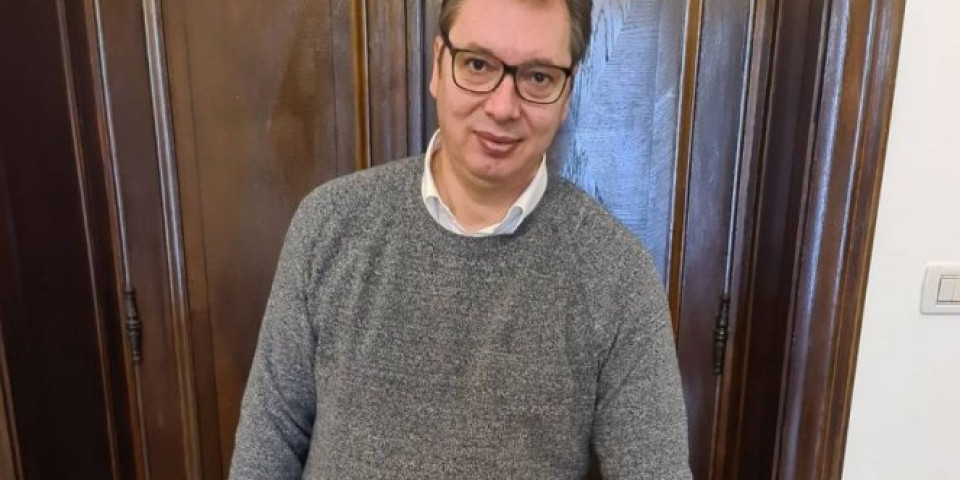 VUČIĆ DOBIO NEOBIČAN POKLON! (Foto)