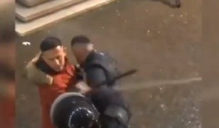 JOŠ JEDNO VEČE NASILJA U TIRANI! Albanska policija koristi suzavac i batinanje da rastera demonstrante! (VIDEO)