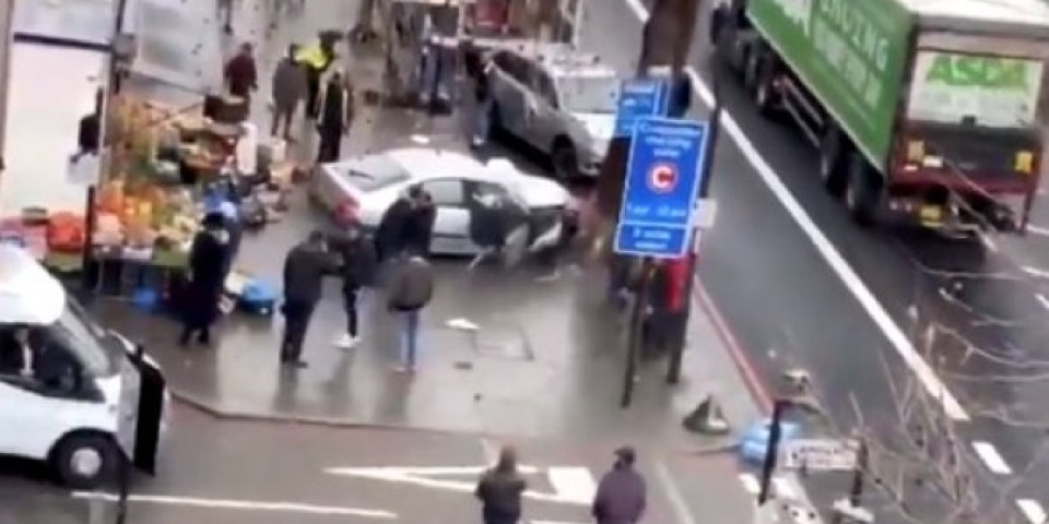 (VIDEO) DRAMA U LONDONU! Autom uleteo u pešake, nekoliko ljudi teško povređeno!