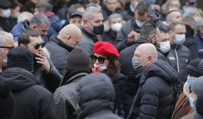 NJU NA DŽEJEVOJ SAHRANI NIKO NIJE OČEKIVAO! Nakon SKANDALA napustila SRBIJU, a sada se pojavila na GROBLJU! (FOTO)