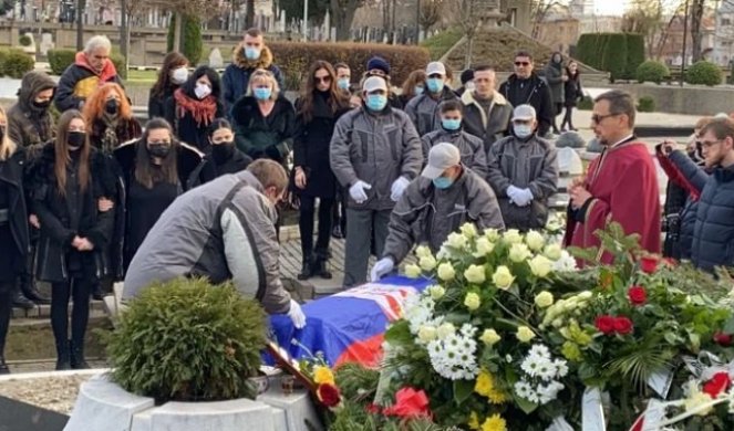 (VIDEO/FOTO) ZASTAVA SRBIJE NA KOVČEGU I "TAMO DALEKO" Sahranjen glumac Tihomir Arsić