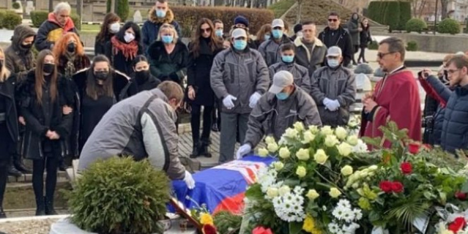 (VIDEO/FOTO) ZASTAVA SRBIJE NA KOVČEGU I "TAMO DALEKO" Sahranjen glumac Tihomir Arsić