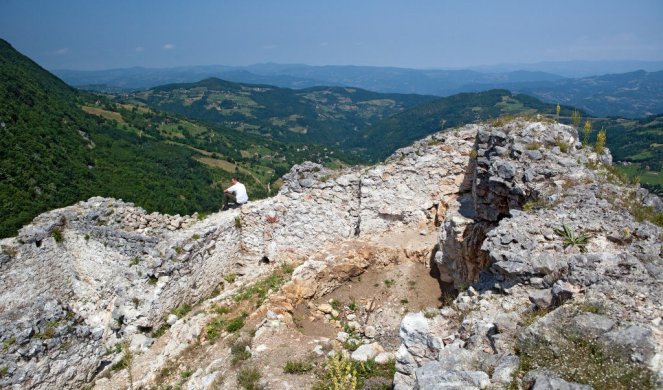 SOLUTNIK ČUVA TAJNE, A SA NJEGA POGLED PUCA DO BOSNE! Jerinin grad kod Bajine Bašte KRIJE MRAČNU LEGENDU! (Foto)