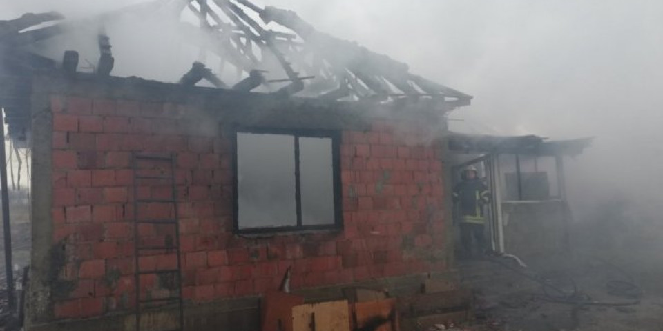 TUGA! Izgorela kuća osmočlane porodice s Kosova i Metohije, Kancelarija odmah reagovala! (Foto)