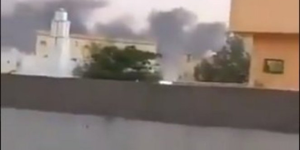 EKSPLOZIJA U MORU! Projektilom pogođen tanker s naftom u saudijskoj luci Džeda! (VIDEO)