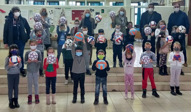 U ŽITIŠTU BRINU O BUDUĆNOSTI:  Osnovci sportisti škole "Sveti Sava" dobili lopte na poklon