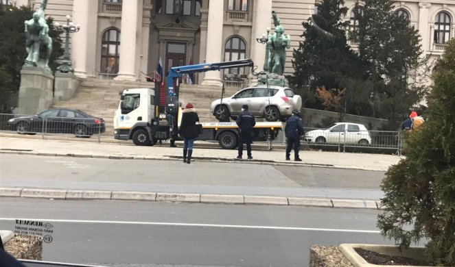 INCIDENT ISPRED SKUPŠTINE SRBIJE! AUTOMOBILOM PROBIO OGRADU, ISTRČAO IZ KOLA SA ŠIPKOM U RUCI I VIKAO: MINISTRI, NAPOLJE!