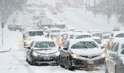 OTEŽAN SAOBRAĆAJ! Zimski uslovi vožnje zbog obilnih padavina, VOZAČIMA IZDAT APEL!