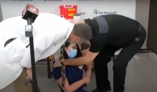 MEDICINSKA SESTRA SE ONESVESTILA U PROGRAMU UŽIVO NAKON PRIMANJA VAKCINE PROTIV KORONE! Tviter briše i ZABRANJUJE širenje OVOG SNIMKA! /VIDEO/ MEDICINSKA SESTRA SE ONESVESTILA U PROGRAMU UŽIVO NAKON PRIMANJA VAKCINE PROTIV KORONE! Tviter briše i ZABRANJUJE širenje OVOG SNIMKA! /VIDEO/