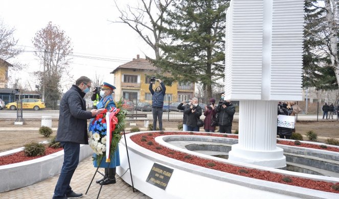 SRBIJA PAMTI! Vučić položio venac na spomenik braniocima otadžbine u Kruševcu!