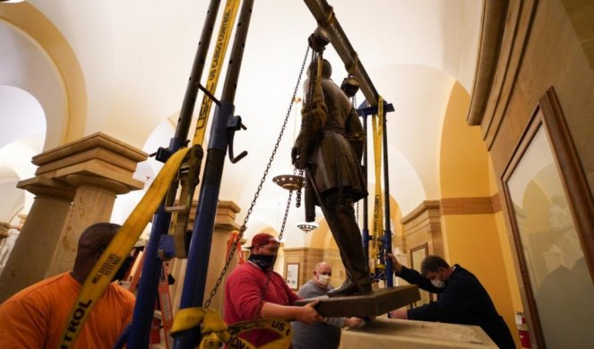 POSLE 111 GODINA sa Kapitol Hila uklonjena statua generala Lija