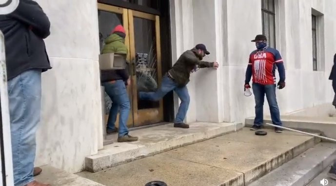 NEREDI U OREGONU! Trampove pristalice prskale policiju sprejem za medvede, pa polomile ulaz u zgradu parlamenta! /VIDEO/