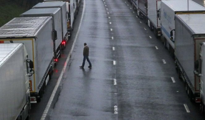 TOTALNI HAOS NA BRITANSKOJ GRANICI! 1.500 kamiona zaglavljeno, čekaju da uđu u Francusku, vozači promrzli i besni! /FOTO, VIDEO/