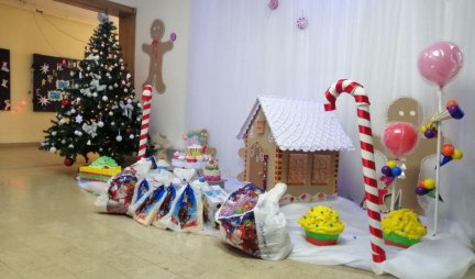 MALIŠANI DOBILI NOVOGODIŠNJE PAKETIĆE! U okviru humanitarne akcije u Beogradu podeljeno 1.000 poklona!