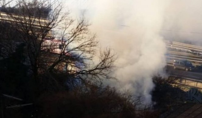 EKSKLUZIVNE FOTOGRAFIJE SA LICA MESTA! BUKTI POŽAR KOD SAJMA, PORODIČNA KUĆA IZGORELA DO TEMELJA! Vatrogasci se bore sa VATRENOM STIHIJOM! /Foto/