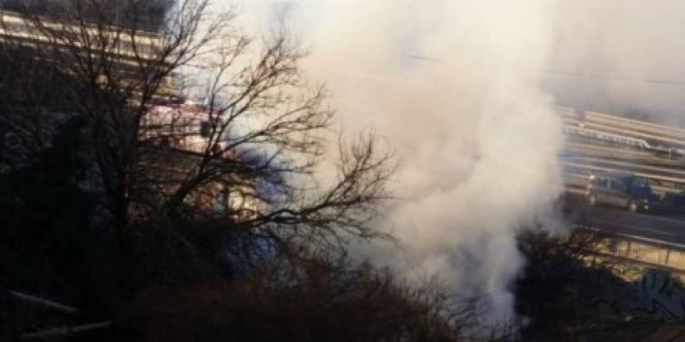 EKSKLUZIVNE FOTOGRAFIJE SA LICA MESTA! BUKTI POŽAR KOD SAJMA, PORODIČNA KUĆA IZGORELA DO TEMELJA! Vatrogasci se bore sa VATRENOM STIHIJOM! /Foto/