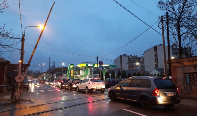 RAMPA JE BILA SPUŠTENA: Ne zna se da li će devojka koju je udario voz preživeti noć, prelazeći prugu NAPRAVILA JE FATALNU GREŠKU/VIDEO/