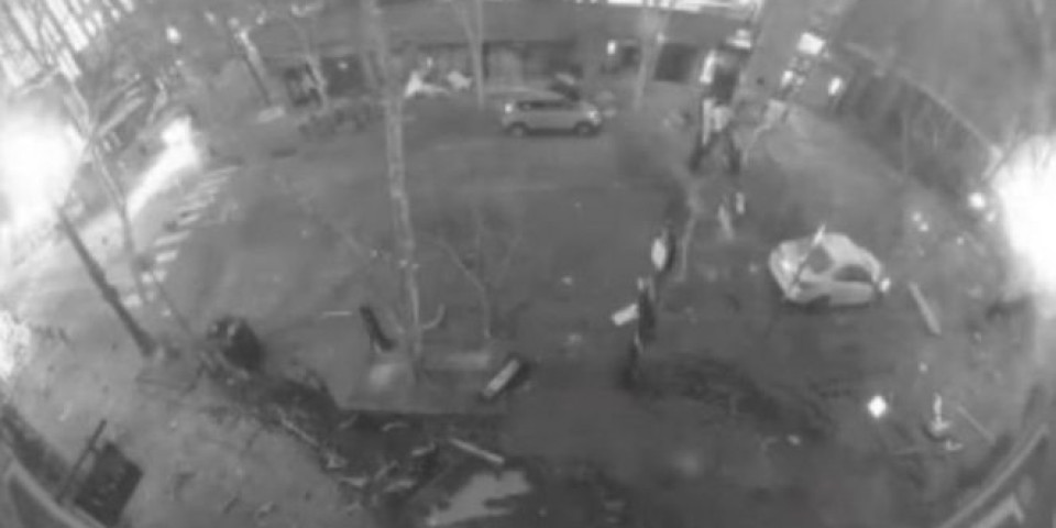 OVO VOZILO IMA BOMBU, EVAKUIŠITE SE! Pojavio se snimak pre eksplozije u Nešvilu! /VIDEO/