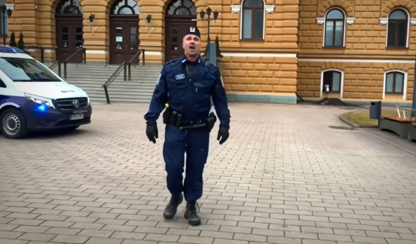 RASPEVANI POLICAJAC HIT NA DRUŠTVENIM MREŽAMA! Finac oduševio ljude pesmama na ruskom jeziku!