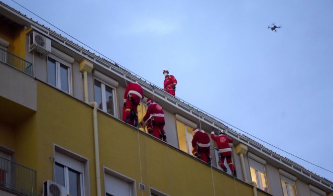 IDEA Deda Mrazovi preko krovova stigli do mališana u Tiršovoj