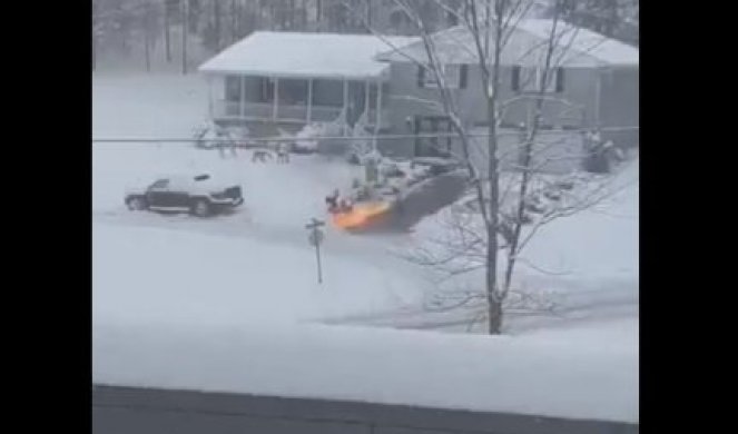 Čovek objavio snimak kako čisti sneg ispred kuće i svi se pitaju DA LI JE MOGUĆE DA JE TO URADIO?!/VIDEO/