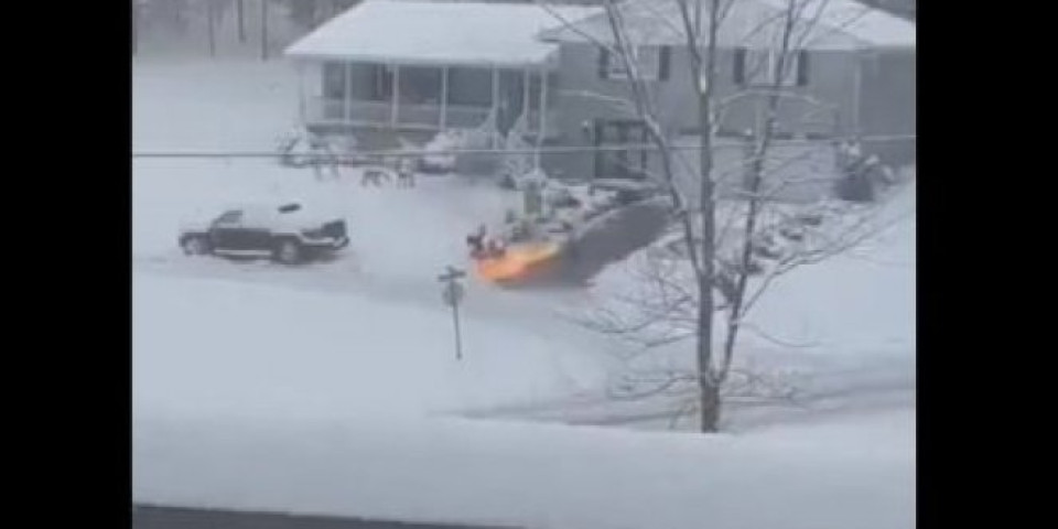 Čovek objavio snimak kako čisti sneg ispred kuće i svi se pitaju DA LI JE OVO MOGUĆE?!/VIDEO/