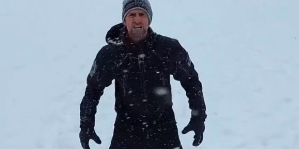 KAO HERKULES! Potpuno zatrpan snegom! Novak se uz muziku iz "Rokija" sprema za Australijan open /VIDEO/