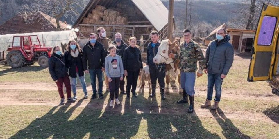 FRANCUSKI HUMANITARCI NOVU GODINU DOČEKALI SA SRBIMA VELIKE HOČE! Gujon: Čujem da se pilo čuveno metohijsko vino!