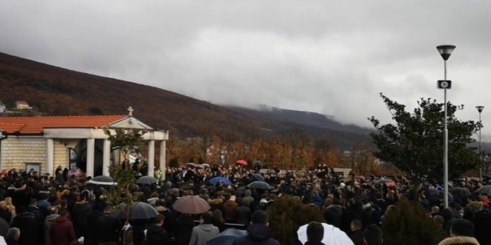 SVI SU PREKJUČE URONILI U TUGU! Mirela, koja je stradala sa prijateljima na dočeku Nove godine, ispraćena na večni počinak!