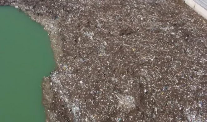 OVO JE NAJRUŽNIJA SLIKA U SRBIJI - PLUTAJUĆA DEPONIJA! Stotine kubika smeća na Potpećkom jezeru! Foto/Video