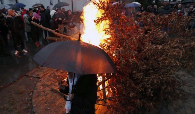 KOJI OBIČAJI SE VEŽU ZA BADNJE VEČE I 6. JANUAR? Ko unosi Badnjak i šta ne sme da izostane sa trpeze? Srbi se strogo pridržavaju ove tradicije, zarad...