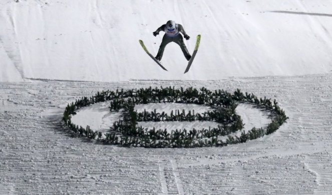 SJAJNA VEST ZA NAVIJAČE! Dozvoljena publika u Austriji na turneji "Četiri skakaonice"