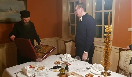 "SREĆNO BADNJE VEČE"! Predsednik Aleksandar Vučić na večeri u društvu Metodija igumana Hilandara! /FOTO/