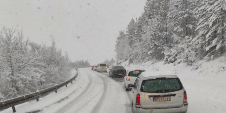 AMSS: Oprez u vožnji zbog snega i kiše!