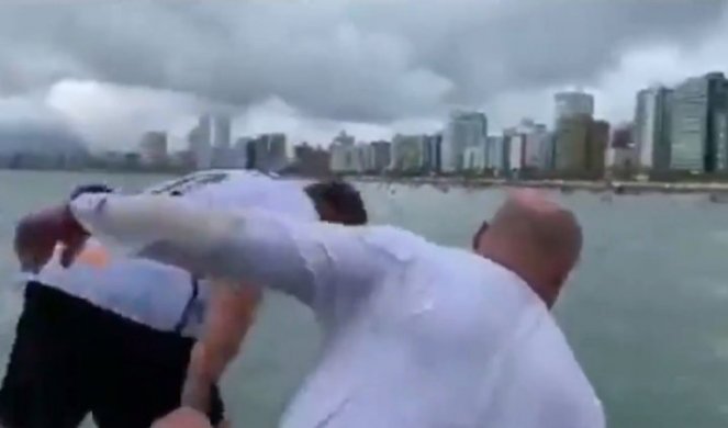 PRAVO NA GLAVU! Brazilski predsednik skočio sa broda i ZAPLIVAO ka pristalicama! /VIDEO/