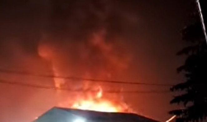 BUKNUO POŽAR U MIGRANSTKOM KAMPU! Na teren izašli sarajevski vatrogasci! /VIDEO/