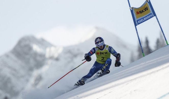 UŽAS U ADELBODENU! Amerikanac pao na glavu, pa probio zaštitnu ogradu! Bez svesti je prebačen u bolnicu /UZNEMIRUJUĆI VIDEO/