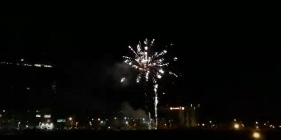 GRMI U BANJALUCI! Proslava Dana Republike Srpske uz zvuke "Marš na Drinu" i spektakularan vatromet! /VIDEO/