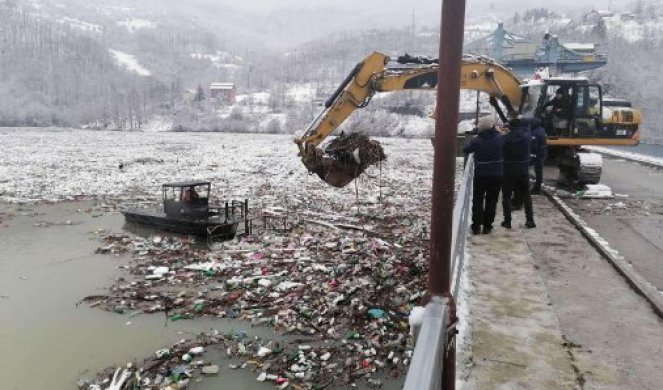 Sutra počinju radovi na čišćenju Potpećkog jezera, ekipe JVP “Srbijavode” danas na terenu!