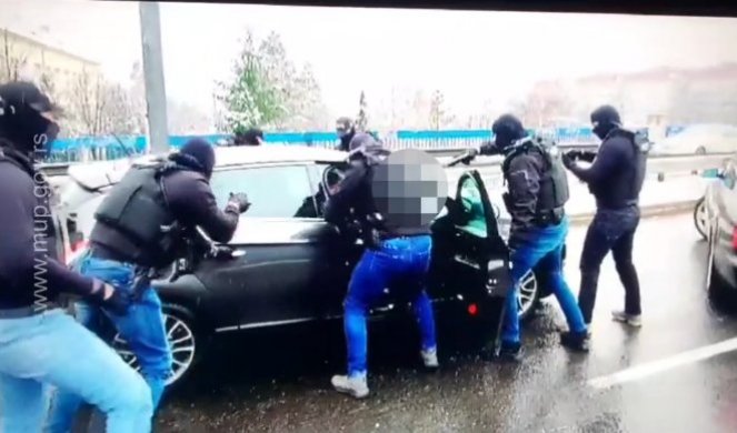 POGLEDAJTE MUNJEVITU AKCIJU POLICIJE NASRED MOSTA U BEOGRADU! Izvlače dilere iz automobila i HAPSE IH! /FOTO/VIDEO/