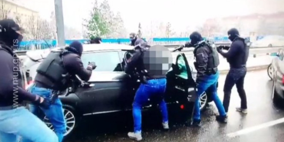 POGLEDAJTE MUNJEVITU AKCIJU POLICIJE NASRED MOSTA U BEOGRADU! Izvlače dilere iz automobila i HAPSE IH! /FOTO/VIDEO/