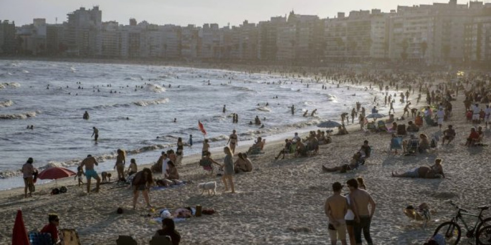 I DOK SE MI SMRZAVAMO I PSUJEMO SNEG - U Atini 23 stepena, Grci uživaju na plažama! /VIDEO/