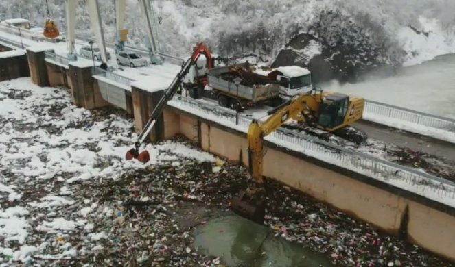 POČELO ČIŠĆENJE EKOLOŠKE BOMBE: Bageri stigli na Potpećko jezero, pred njima PLOVEĆA DEPONIJA SA 7.500 KUBIKA SMEĆA/FOTO/VIDEO/